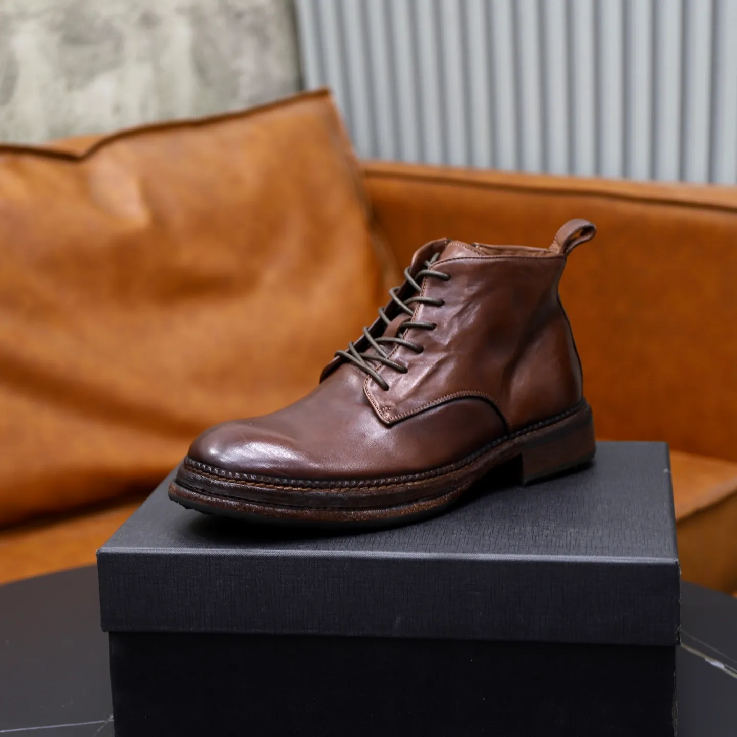 Ex-factory price: 1320💰DG men’s new horse leather work boots! Dongguan's top quality work boots are made of washed horsehide. The body is scratched and distressed. It is a work of hand-rubbing craftsmanship. The collar is wrapped in soft cow leather. It is simple and beautiful, fashionable and casual. It is equipped with a full cowhide lining and embossed logo feet. It is matched with a combination of genuine leather and zigzag rubber outsole. Look at the details of the leather material. If you pursue high quality, check it out! Extremely comfortable! Comes with original box and dust bag! Size: 38-39-40-41-42-43-44 standard leather shoe size